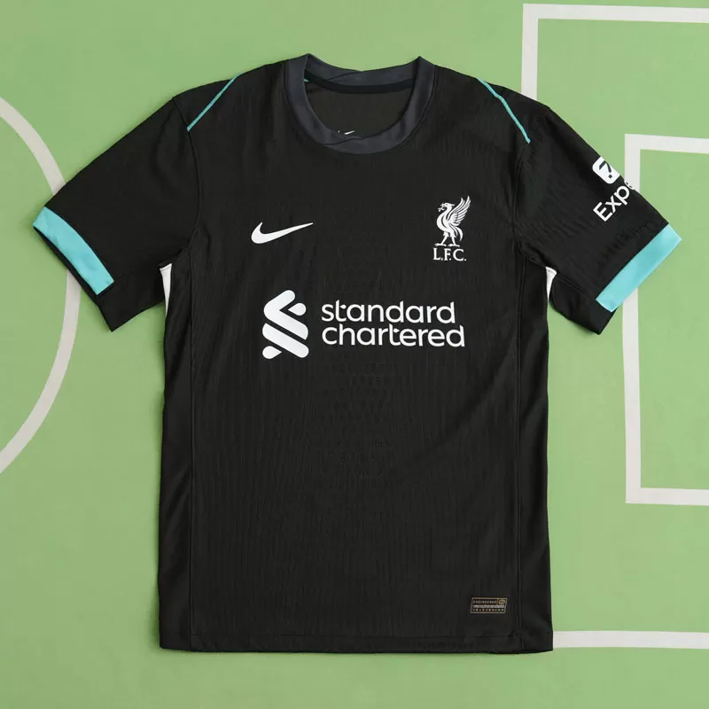 Liverpool FC 2024/25 črni gostujoči dresi