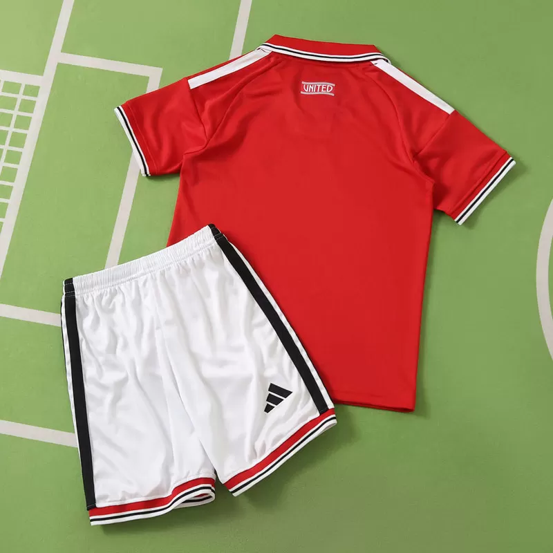 Otroški nogometni komplet Manchester United 2026/27 – domači rdeči dres in kratke hlače